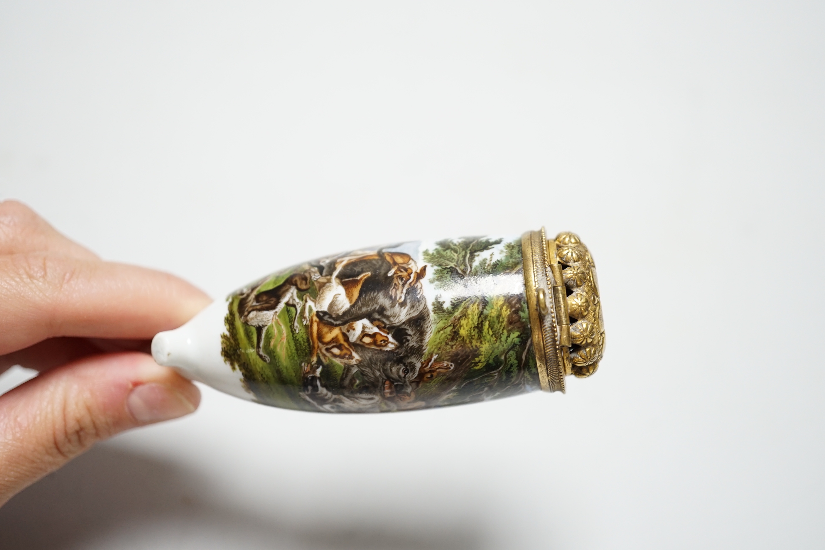A late 19th century Meissen ‘boar hunting’ tobacco pipe, 10.5cm